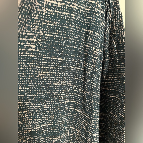 Old Navy V-neck Tee, green and white pattern, size XXL - Picture 3 of 4